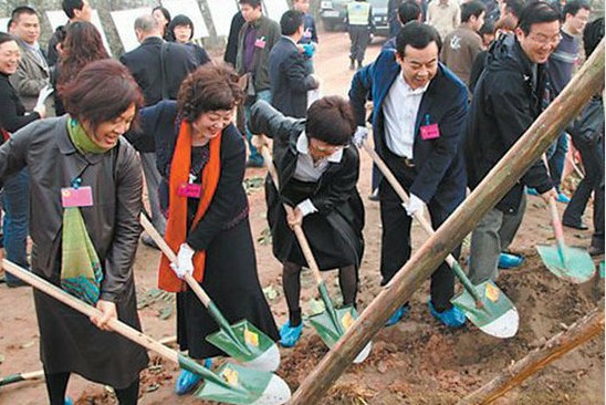 官員丑陋行徑：貪污淫亂講排場