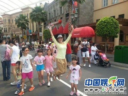 小S老公曬小S牽女兒逛街照