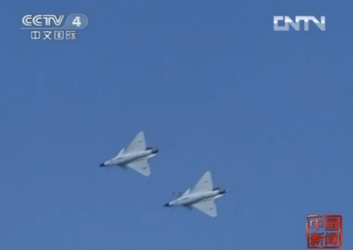 中國首批殲擊機(jī)女飛駕殲10執(zhí)行空地打擊任務(wù)