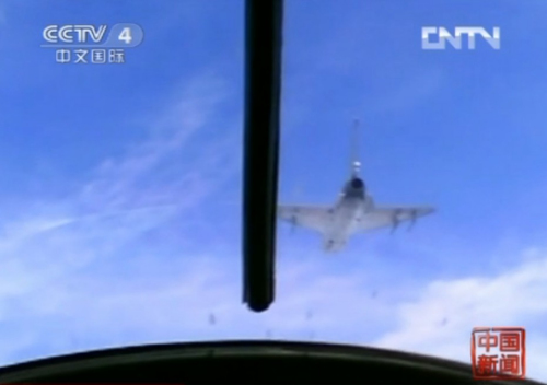 中國首批殲擊機(jī)女飛駕殲10執(zhí)行空地打擊任務(wù)