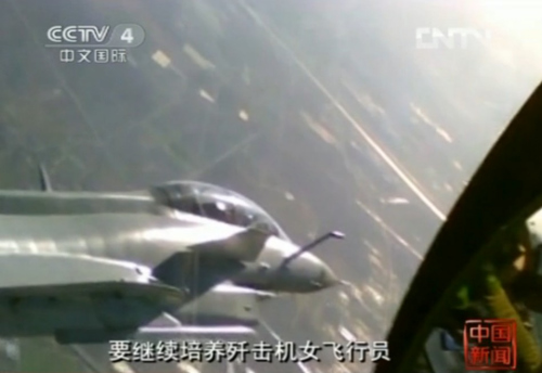中國首批殲擊機(jī)女飛駕殲10執(zhí)行空地打擊任務(wù)