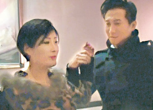 傳沖突事件中洪天明有份拉開眾人，旁為周家蔚。