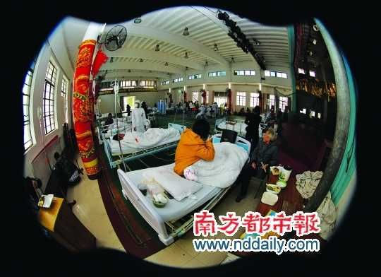 病人被轉(zhuǎn)移到該院的工會大禮堂。通訊員 符曉亮 攝