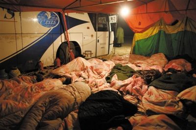前日凌晨，迪溝鎮(zhèn)村民輪流排班徹夜看守被扣留的大巴車（該大巴曾用于接訪），沒輪到“值班”村民在大巴車旁搭起帳篷。新京報記者