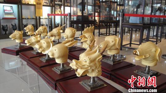12月9日，江蘇農(nóng)民企業(yè)家冷貝生打造的黃金版圓明園十二生肖獸首向世人展現(xiàn)。冷貝生供圖攝