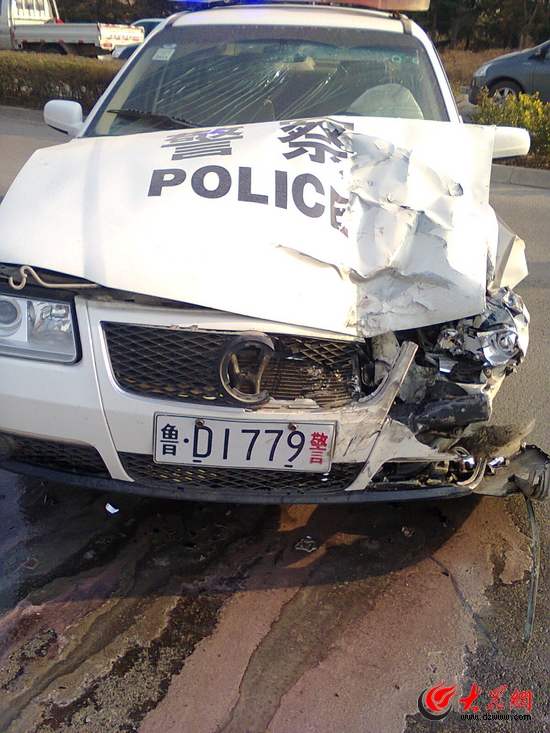 肇事后被棄在現(xiàn)場的警車。