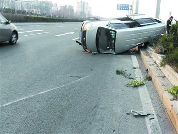 面包車(chē)側(cè)翻綠化帶
