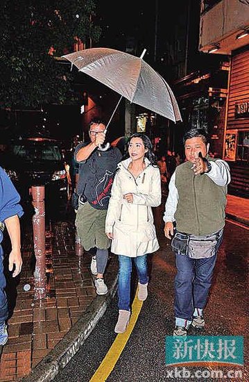 葉玉卿復(fù)出，豪門婦架勢足