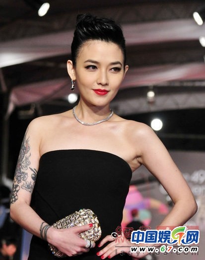 女星露的多不如露的巧之 露前側(cè)