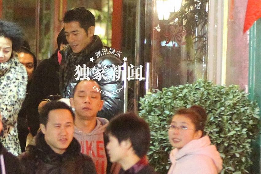 郭富城微醺女同事簇擁