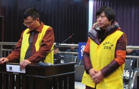 12月10日，衡陽市中級(jí)人民法院，顧湘陵（左）和妻子吳利君當(dāng)庭接受庭審。圖/通訊員李建輝
