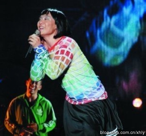 2012娛圈年度囧人囧事(二) 中年女星尺度大開(kāi) 李維嘉遭胸襲
