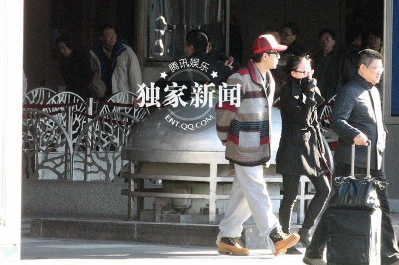張默抵京機(jī)場過煙癮 神秘美女同車離去