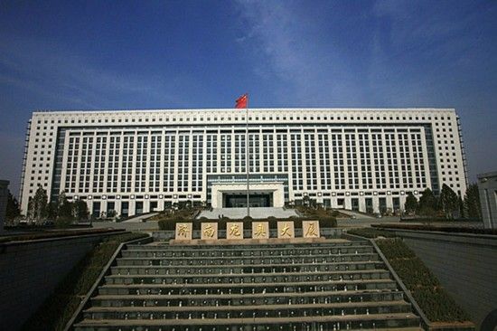 濟(jì)南龍奧大廈，位于濟(jì)南經(jīng)十東路奧體中心，建筑面積37萬(wàn)平米，造價(jià)40億，里面走廊周長(zhǎng)為1公里，有40多部電梯，光電話和電腦信息點(diǎn)插座就有45000個(gè)。