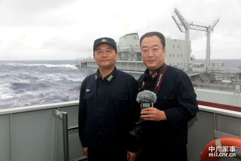 遠洋航行補給中，中國廣播網(wǎng)記者馬藝（右）采訪東海艦隊某驅(qū)逐艦支隊長王建勛