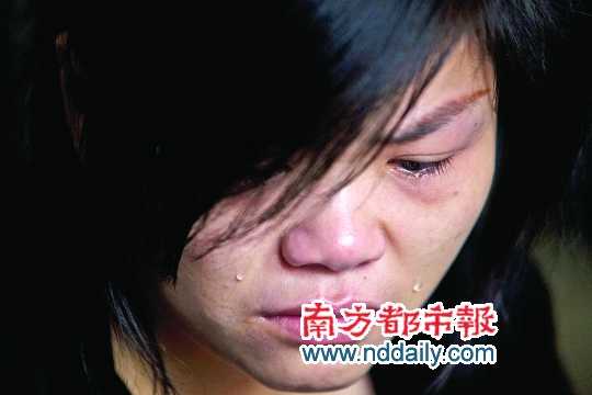  在講述姐姐生前事時，譚小勤的妹妹淚流滿面。