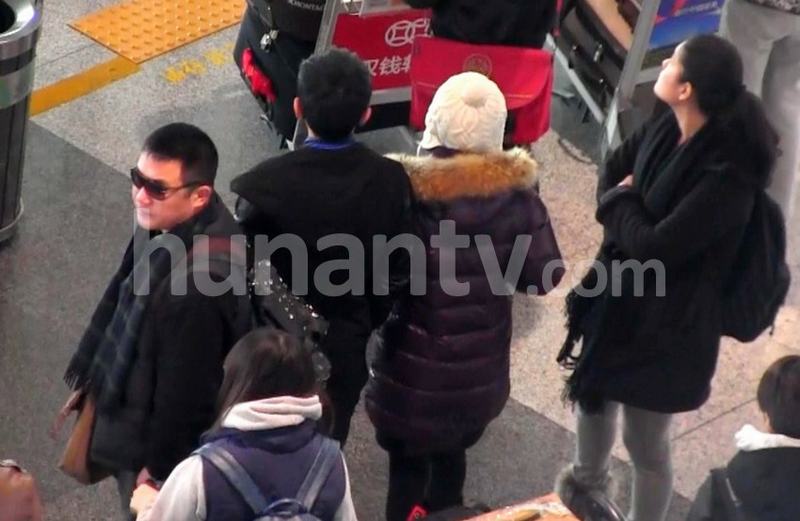 謝娜素顏抵京眼袋下垂 張杰一路挽手對(duì)視秀恩愛