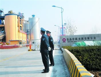 嘩！傾瀉水泥料悶死司機(jī)