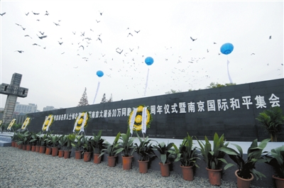 12月13日，和平集會(huì)現(xiàn)場(chǎng)放飛和平鴿。新華社發(fā)