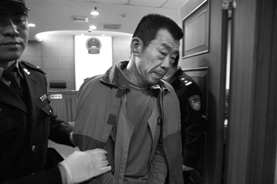 昨日宣判后，劉書魁被法警帶出法庭。通訊員 李佳 攝