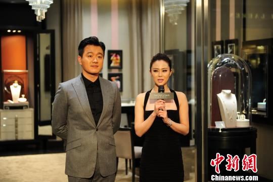 佟大為攜妻子關(guān)悅亮相沈陽。