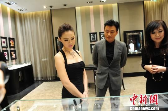佟大為攜妻子關(guān)悅亮相沈陽。