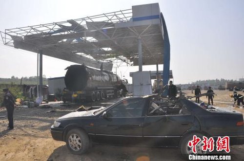 爆炸油罐車(chē)附近的汽車(chē)被波及。黃祖華攝