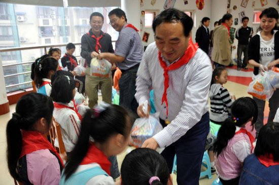時(shí)任重慶市北碚區(qū)區(qū)委書(shū)記雷政富參加小學(xué)活動(dòng)(資料圖)