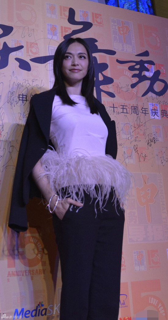 姚晨婚后首次公開(kāi)亮相 巧遮小腹