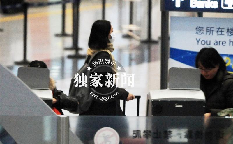 周迅深夜獨自回京 大口罩遮面顯低調