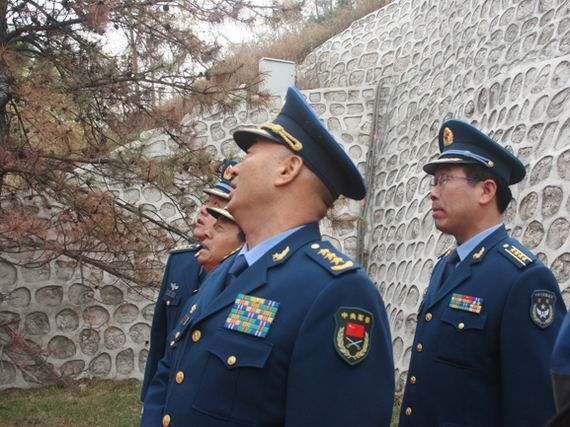 資料圖：空軍首長瞻仰空軍英雄紀念墻。