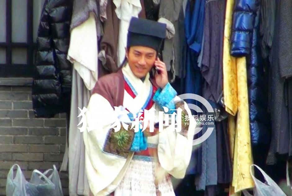 楊冪探班劉愷威 片場(chǎng)擁抱熱吻
