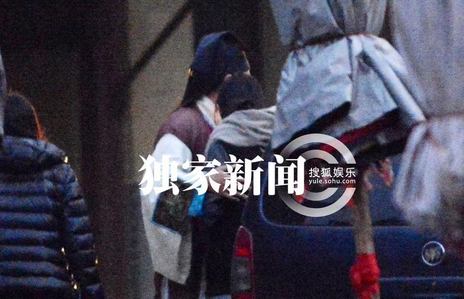 楊冪探班劉愷威 片場(chǎng)擁抱熱吻
