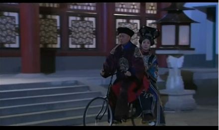 太后坐上無后座單車被吐槽臀功強(qiáng)