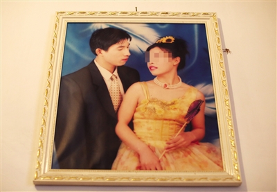 閔擁軍的結(jié)婚照。
