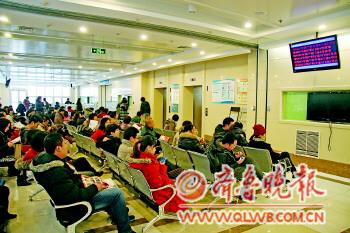 18日上午,在青島婦兒醫(yī)院產(chǎn)科門診候診的孕婦及家人。本報記者董海蕊攝