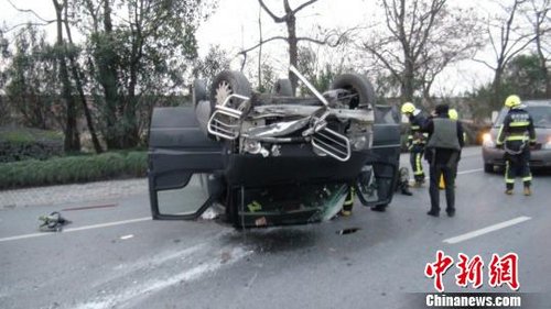 杭州氣溫過冰點(diǎn) 一運(yùn)鈔車因?yàn)槁坊瑒x車不穩(wěn)翻車