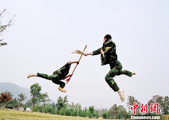 嵩山少林武術職業(yè)學院的學員在進行器械對抗訓練資料圖攝