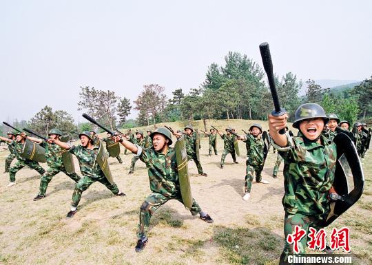 嵩山少林武術職業(yè)學院的學員在進行器械對抗訓練資料圖攝