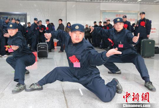 嵩山少林武術職業(yè)學院的學員在進行器械對抗訓練資料圖攝