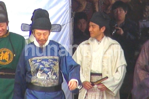 楊冪探班劉愷威 片場(chǎng)當(dāng)眾擁抱熱吻羨煞眾人