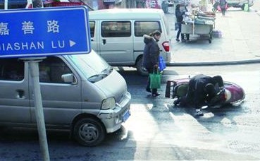 古力冒溢馬路變成溜冰場(chǎng) 過往青島人被摔慘