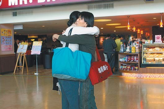 2009年4月29日，馬唯中搭機(jī)赴紐約，母親周美青與馬唯中在機(jī)場(chǎng)深情擁抱。