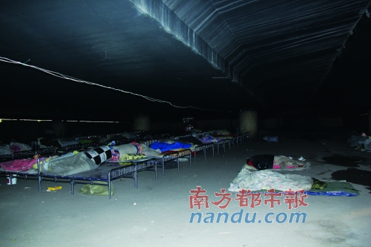 鄭州市中州大道鄭汴路口的民工安置點(diǎn)位于橋洞里。
