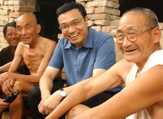 李克強(qiáng)在“棚改”過程中一再?gòu)?qiáng)調(diào)的“萬事民為先”這句話，成為他日後主政的核心理念。新華社