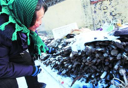 路面積雪壓實(shí)變溜冰場(chǎng) 汽車(chē)提速玩漂移
