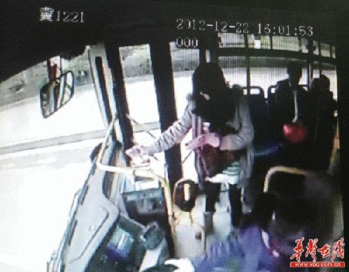 公交車監(jiān)控顯示女子將百元鈔票一張一張投進(jìn)投幣箱。