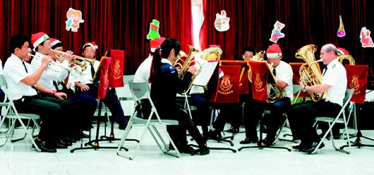 20名少年到士林地方法院演奏圣誕歌曲，掌聲如雷。 臺(tái)灣《聯(lián)合報(bào)》