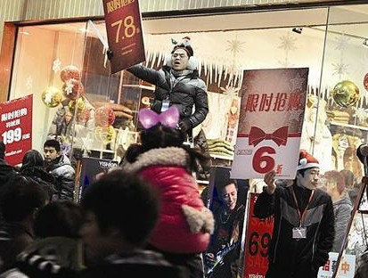 商家圣誕節(jié)折扣忽悠人 專柜先提價再打折