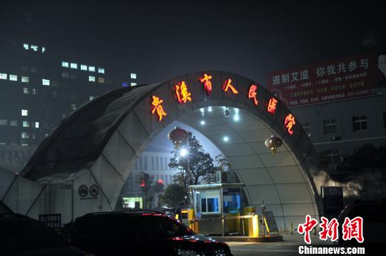 圖為24日晚上，一名遇難孩童家屬向記者講訴事故發(fā)生經(jīng)過(guò)。 劉占昆 攝